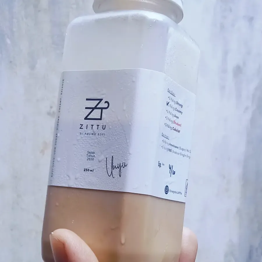 Botol kopi susu ZITTU dengan label Si Paling Kopi